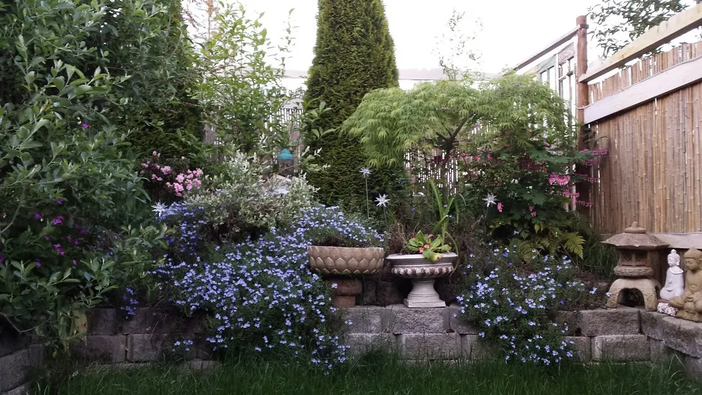 Gärtner von Gartenpflege SH Morina bei der Gartenarbeit in Pfaffenhofen